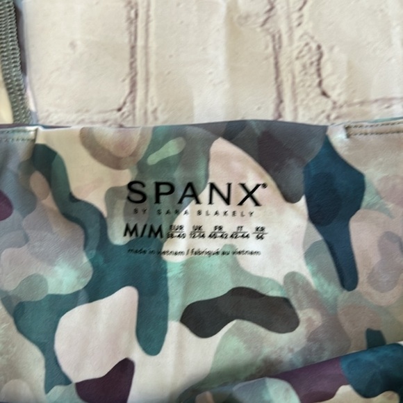 NWT Spanx Printed Camo Pink Multi Booty Boost 7/8 Leggings - Picture 7 of 7